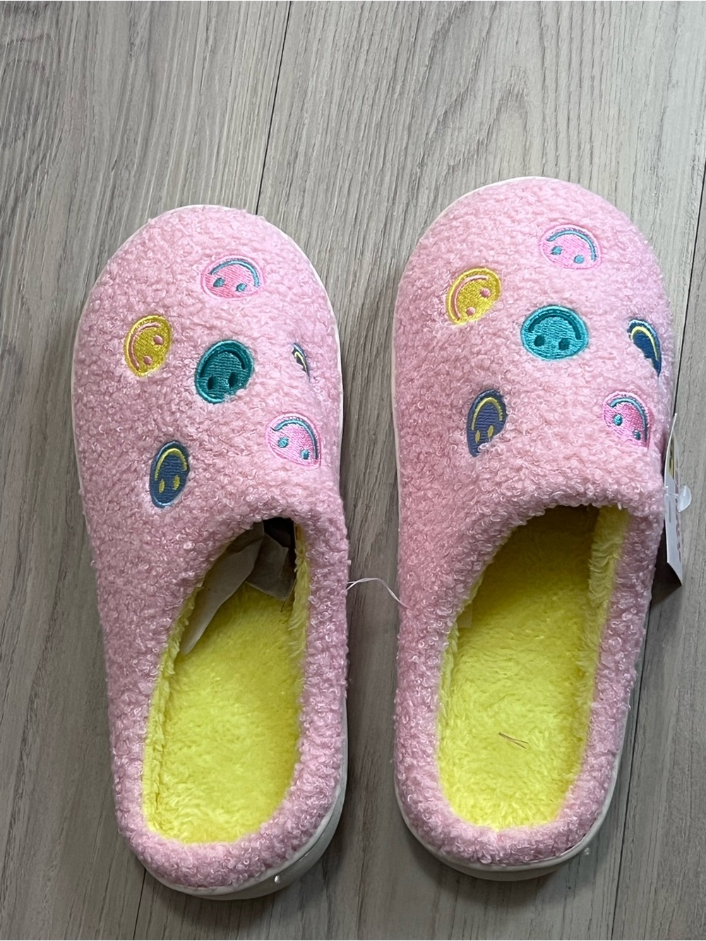 Women’s Pink Smiley Embroidered Fuzzy indoor Slippers NWT sz MED 7-8 - Picture 2 of 5
